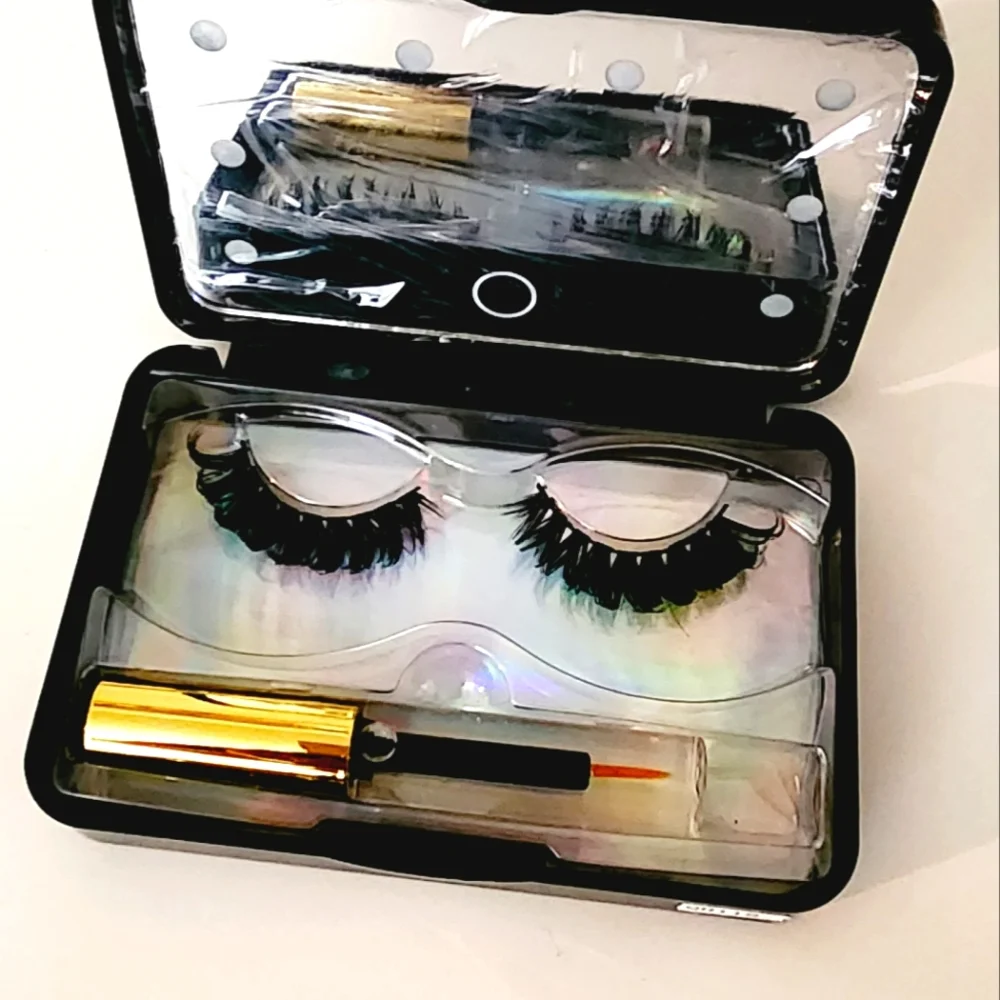 Luxury Dramatic 3D Lashes with LED Lights Case and Glue - Picture 2 of 9